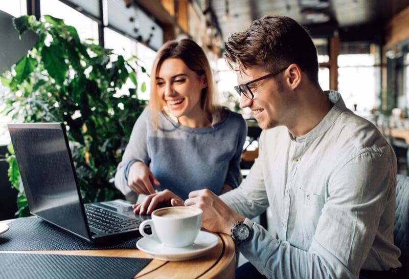 Unternehmer besprechen eine PR-Veröffentlichung am Laptop